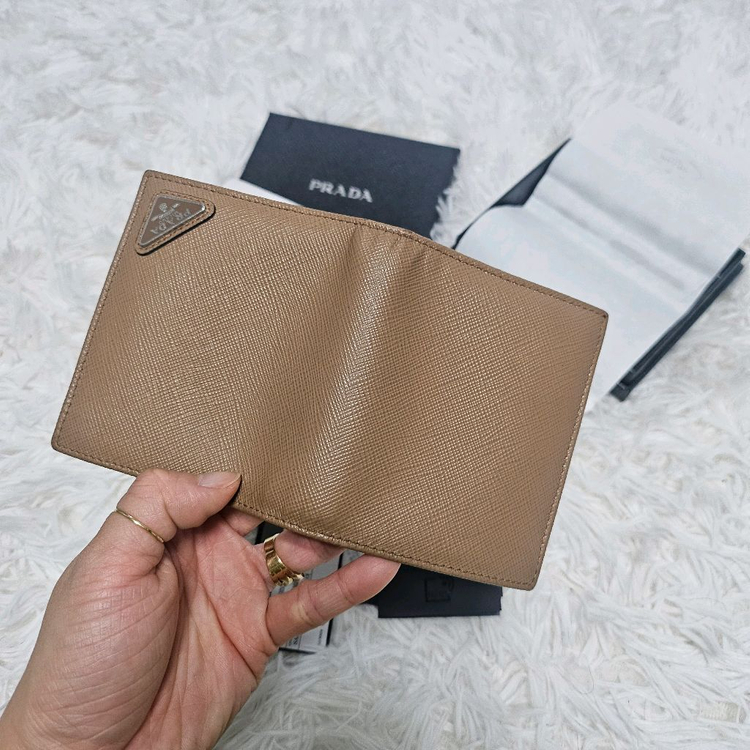 프라다 사피아노 레더 월렛 카라멜--1