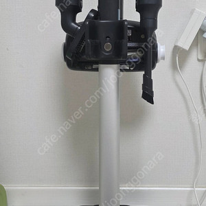 일렉트로룩스 얼티밋홈 900 청소기 본체와 충전 거치대, 배터리