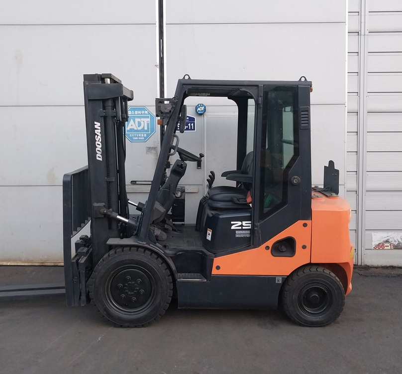 두산 중고 디젤지게차 2.5톤 자동발양개식 장착 반캐빈장착 2단3200MM 이미지