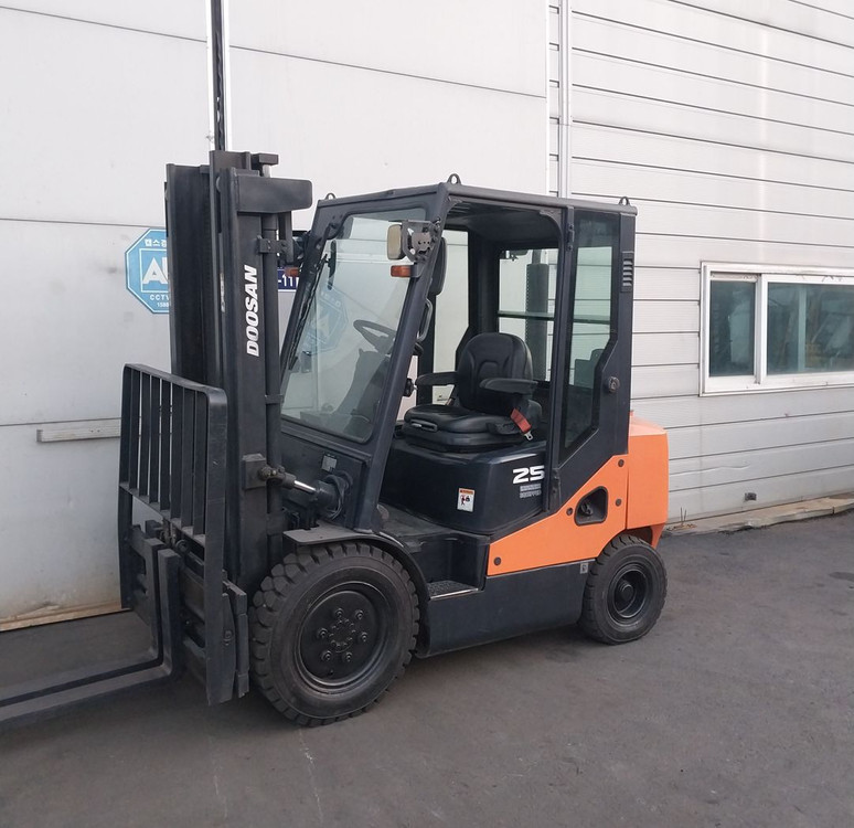 두산 중고 디젤지게차 2.5톤 자동발양개식 장착 반캐빈장착 2단3200MM 이미지