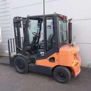 두산 중고 디젤지게차 2.5톤 자동발양개식 장착 반캐빈장착 2단3200MM 이미지