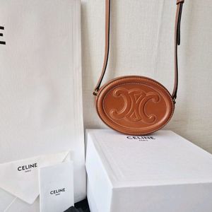 셀린느 트리오페 오벌펄스 크로스백 탄