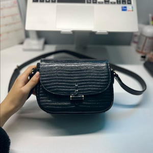 투티에 소가죽 크로스백