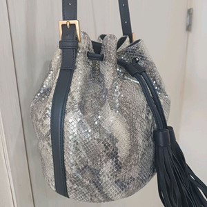 쿠론 실버글리터리 뱀피 버킷백(새것)