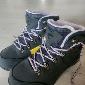 네파 여성등산화 240mm 새상품