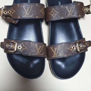 루이비통 모노그램 금장 버클벨트 봄 디아 플랫 뮬 슬리퍼 1A3R5L 240