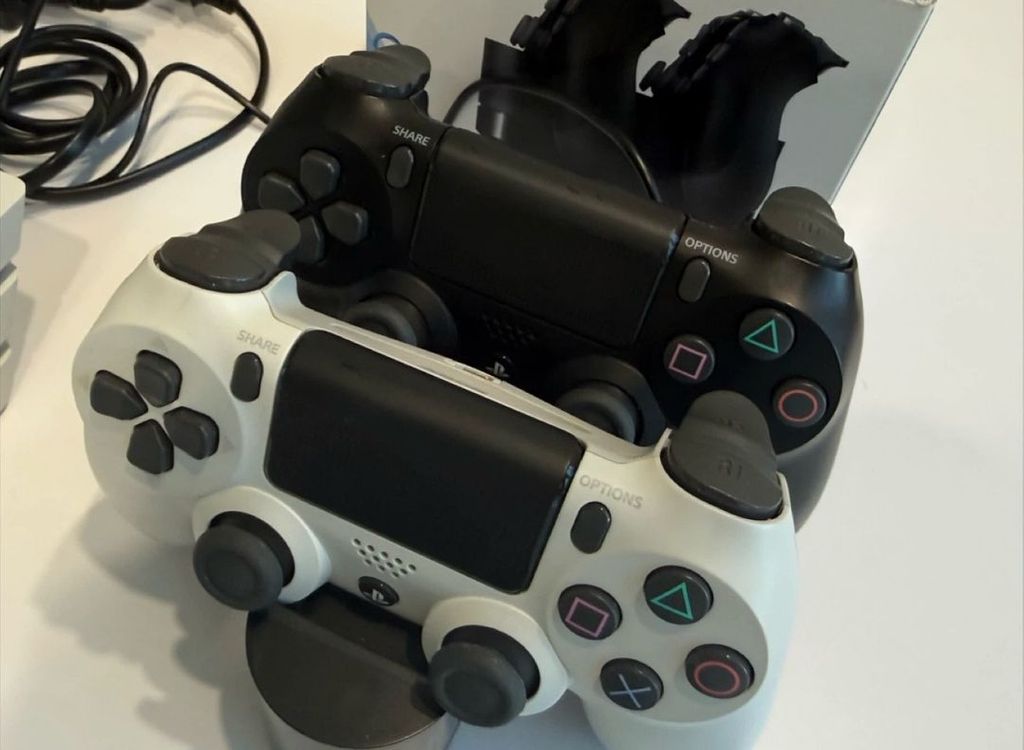 PS4 1TB + 컨트롤러 2개--1