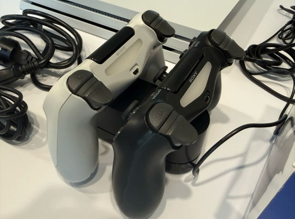 PS4 1TB + 컨트롤러 2개--3
