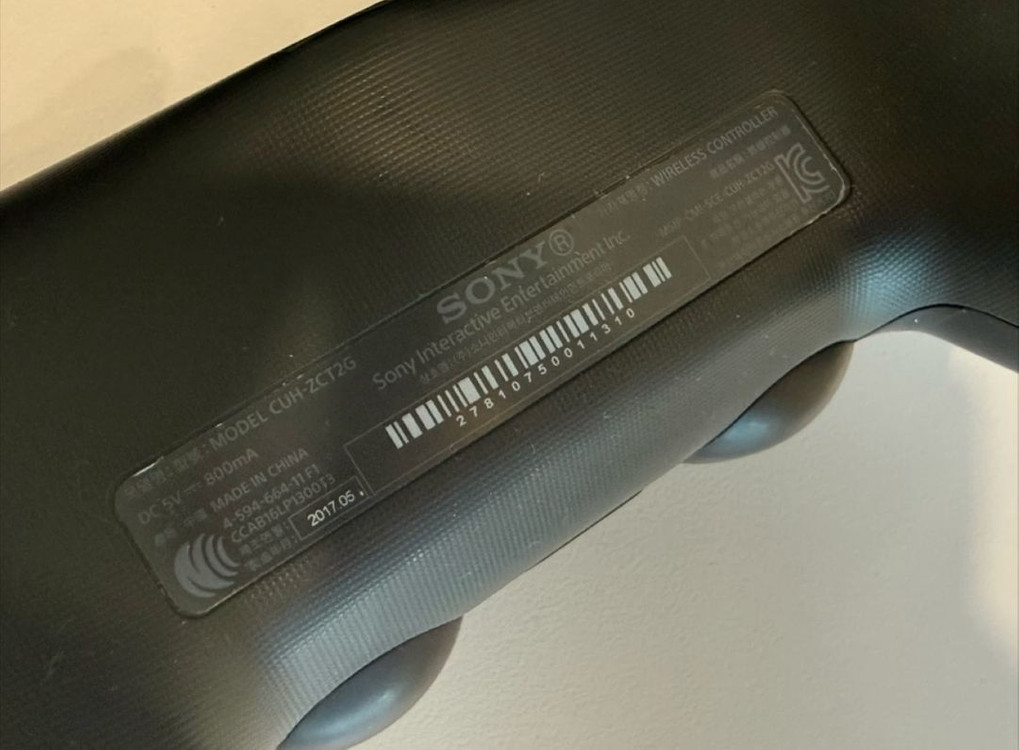 PS4 1TB + 컨트롤러 2개--5