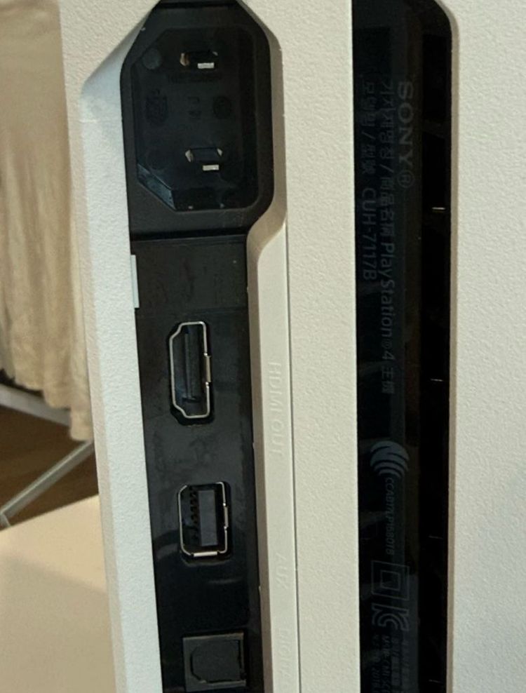 PS4 1TB + 컨트롤러 2개--7