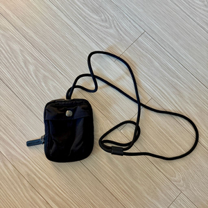 코스 미니 크로스 바디 파우치 블랙