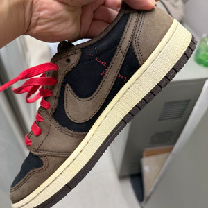 조던1 트래비스 스캇 og sp 모카 로우 270mm판매합니다.