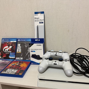PS4 플스 슬림 화이트 1TB + 타이틀4개+ 컨트롤러 2개 풀세트 이미지