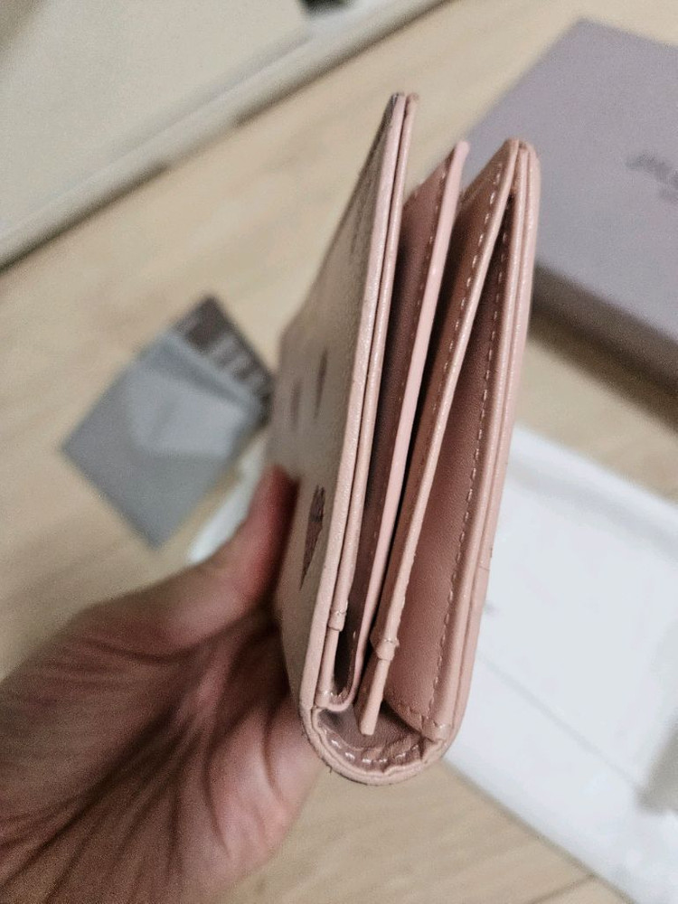 질스튜어트 핑크 다이아몬드 패턴 장지갑 이미지