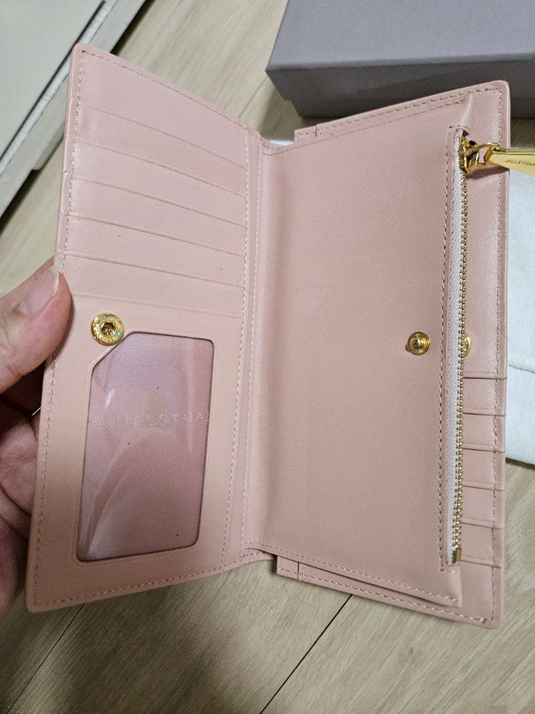 질스튜어트 핑크 다이아몬드 패턴 장지갑 이미지