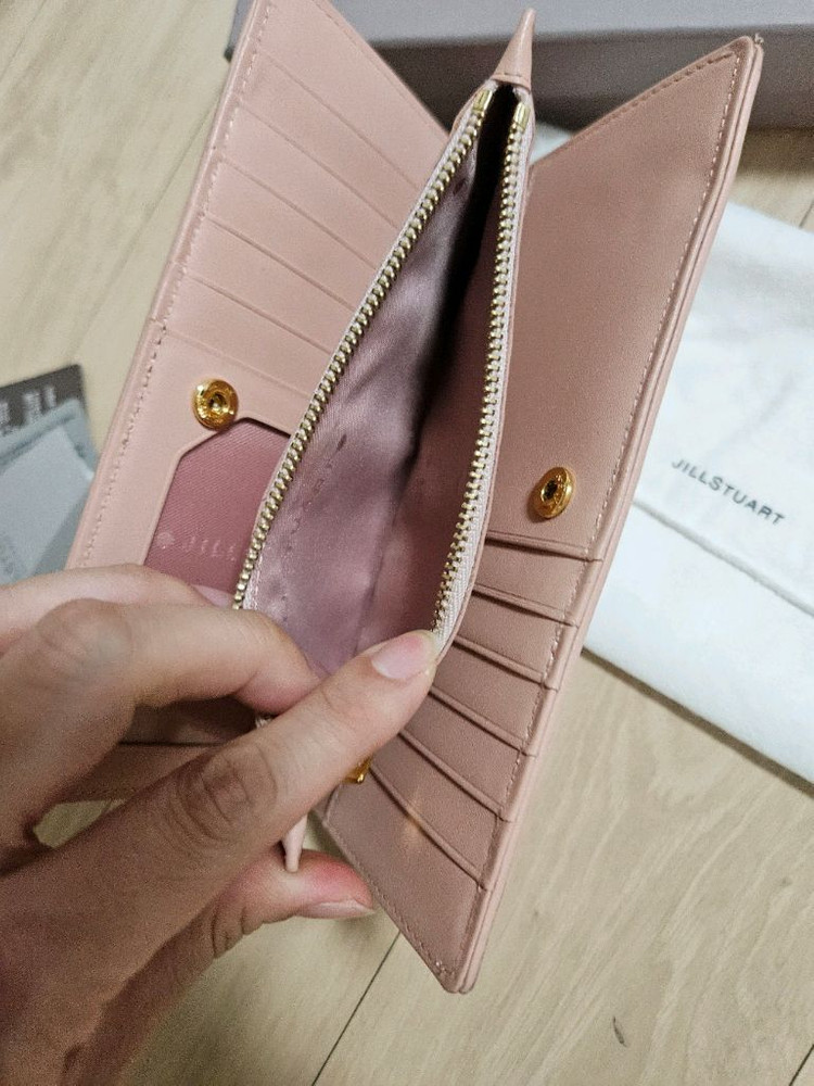 질스튜어트 핑크 다이아몬드 패턴 장지갑 이미지