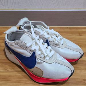 나이키 문레이서 흰파핑 솔라레드230