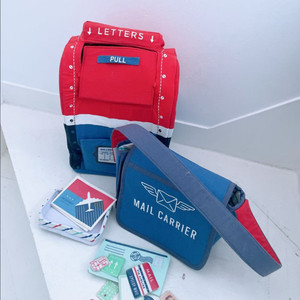 Crate and barrel 우체국 놀이 세트