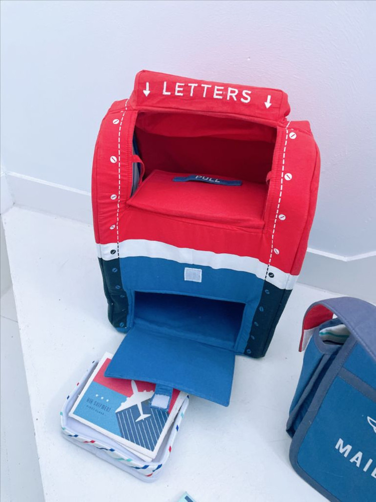 Crate and barrel 우체국 놀이 세트--6