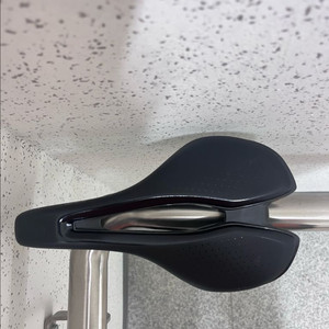 자이언트 리브 알라크라 SL 안장 판매합니다