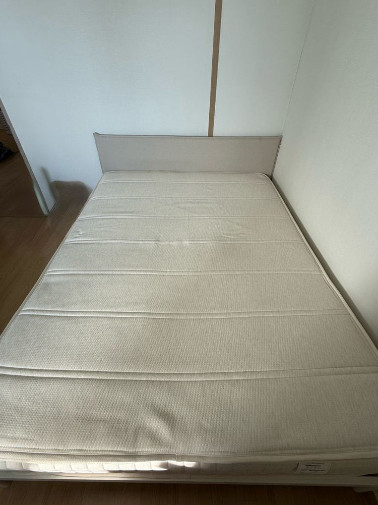 퀸사이즈 침대프레임 + 매트리스 세트 이미지