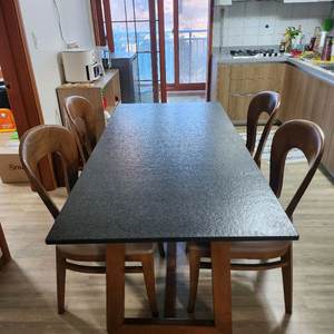 다우닝 화산석 6인용 상태좋은 식탁팝니다