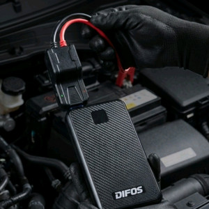 1300A 자동차 점프스타터 고출력 차량용 비상시동기 충전 보조배터리1300A 고출력 자동차 점프스타터입니다. 차량 이미지