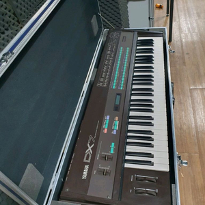 야마하 DX7 신디사이저