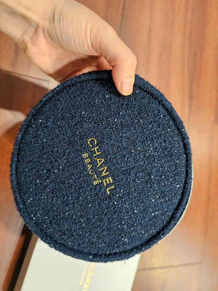 샤넬 뷰티 홀리데이 파우치 팝니다--0