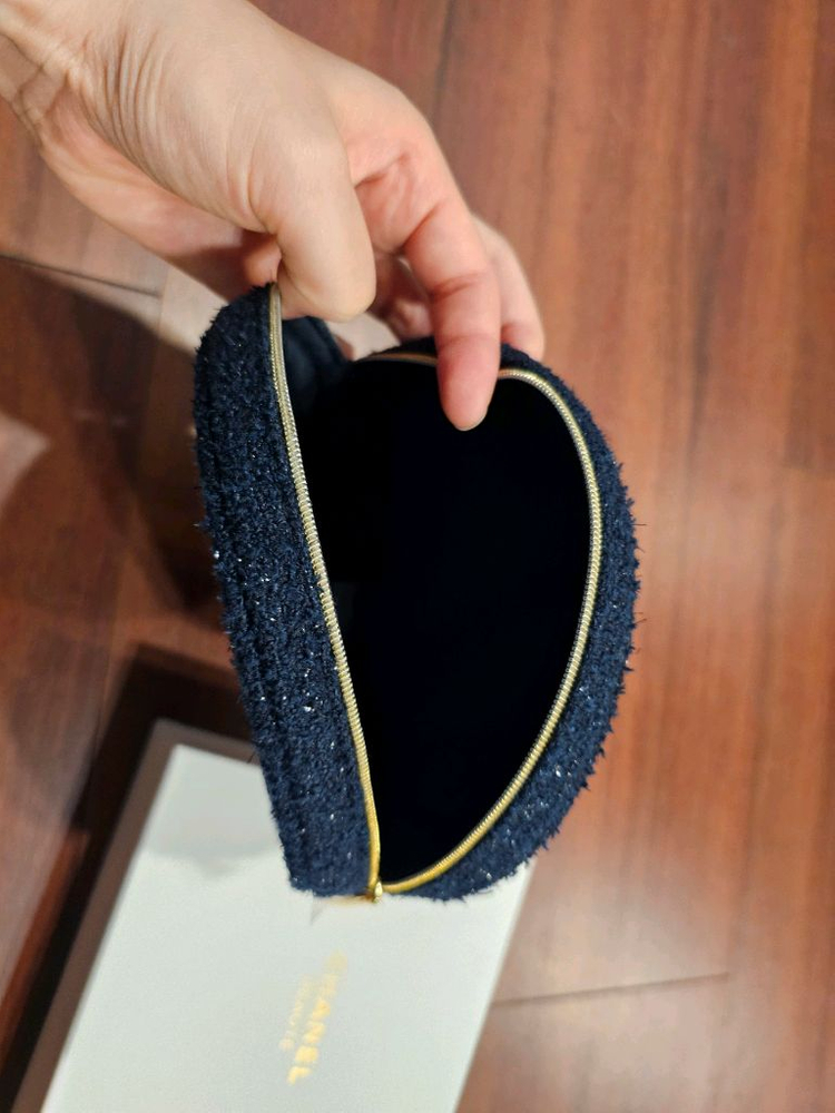 샤넬 뷰티 홀리데이 파우치 팝니다--1