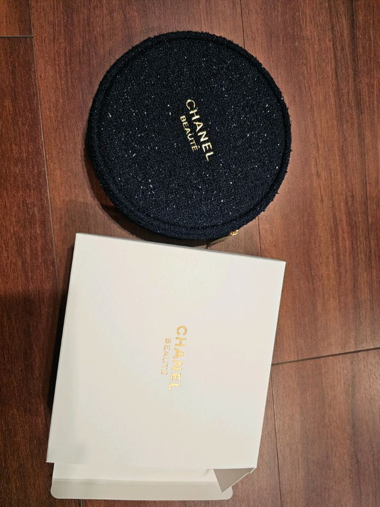 샤넬 뷰티 홀리데이 파우치 팝니다--2