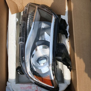 콜로라도 순정 헤드라이트 조수석 이미지