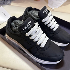 프라다 여자스니커즈 블랙팝니다 사이즈230