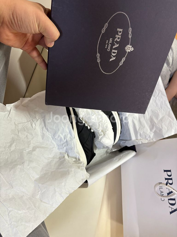 프라다 여자스니커즈 블랙팝니다 사이즈230--6