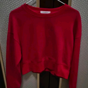 HIDE AND SEEK 레드 크롭맨투맨