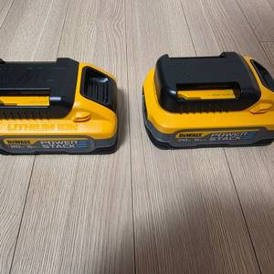 디월트 파워스택 5Ah DCBP520 2개 판매합니다.