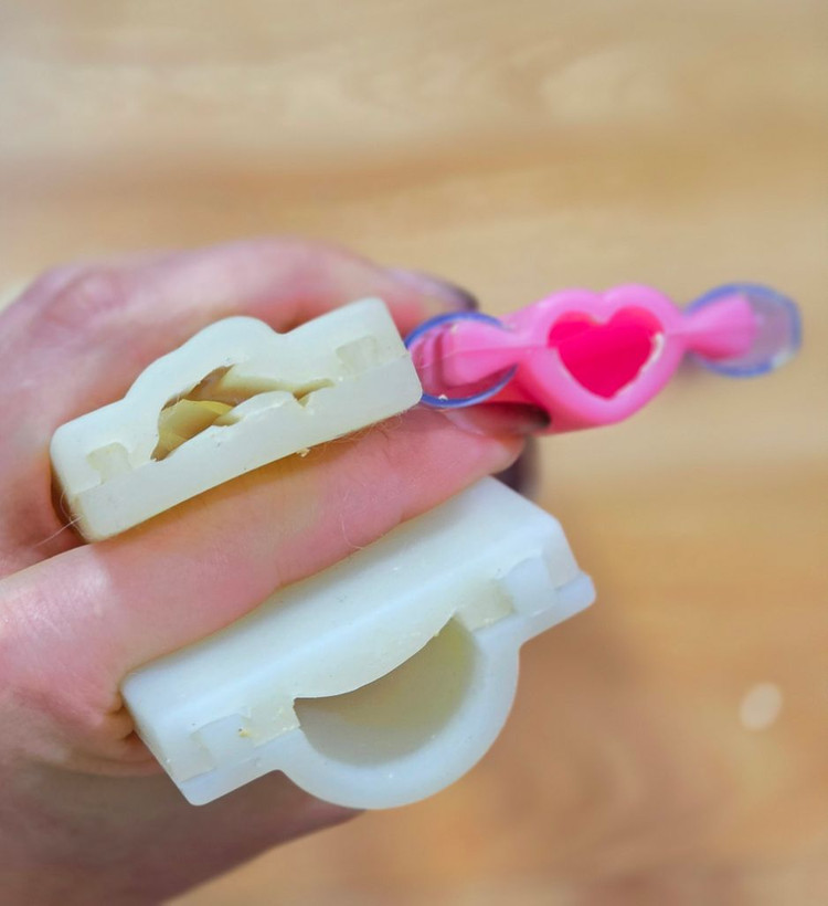 돌고래 모양 비누 몰드 이미지