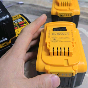 디월트밧데리 20v9Ah 3개+충전기1개 세트(새상품)