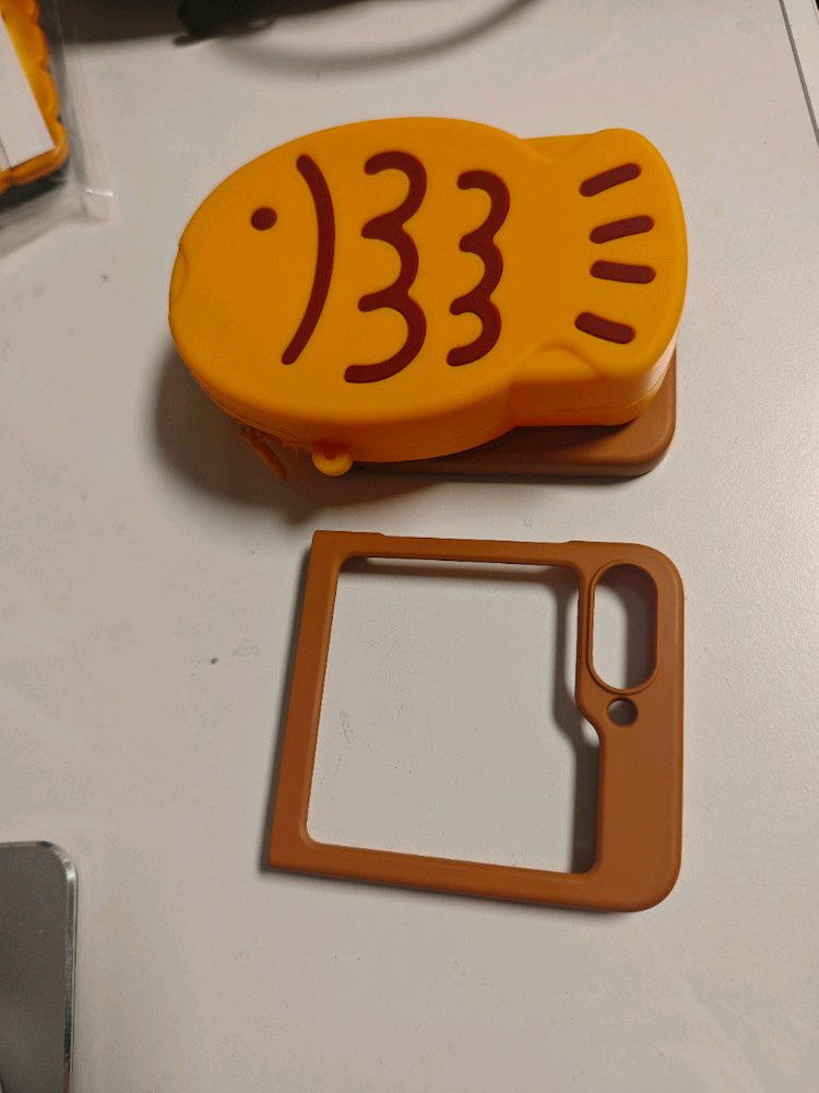 갤럭시 Z플립6 핸드폰 케이스 이미지