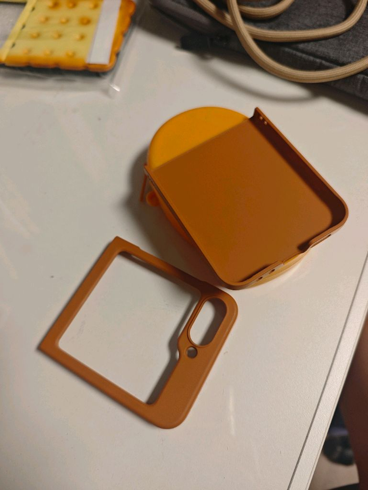 갤럭시 Z플립6 핸드폰 케이스 이미지