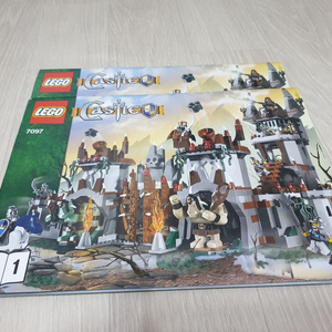 레고 캐슬 7097 트롤의 산성 팝니다.