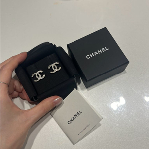 샤넬정품) 샤넬CC로고 메탈 실버 크리스탈 볼드 귀걸이
