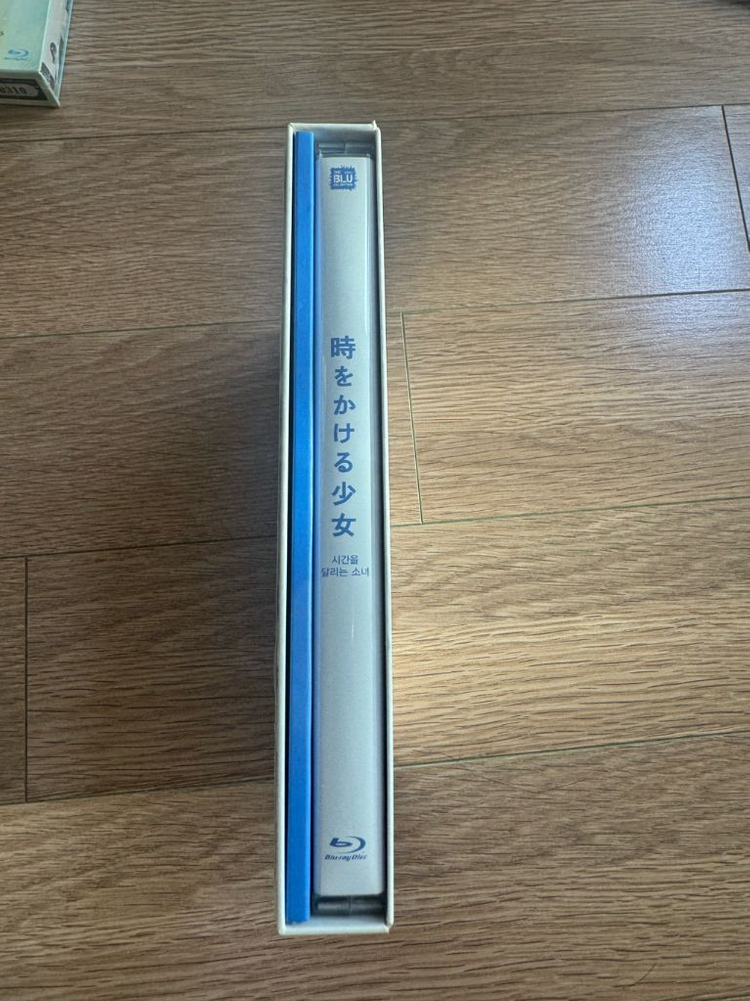 [블루레이] 시간을 달리는 소녀 : 렌티큘러 넘버링 한정판 소책자(32p) + 포토카드(4종) & 한정카드 +--3