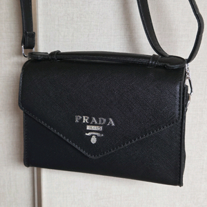 프라다 삼각로고 크로스백