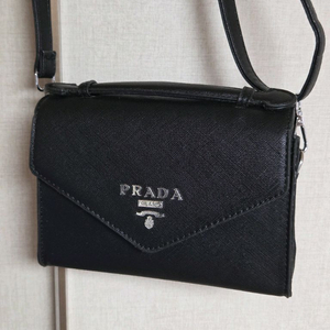 프라다 삼각로고 크로스백