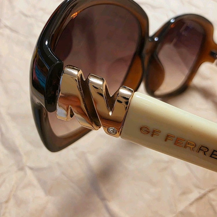 지안프랑코페레 여성 썬글라스. 이미지