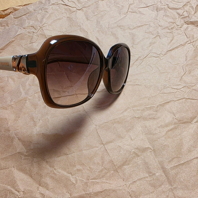 지안프랑코페레 여성 썬글라스. 이미지