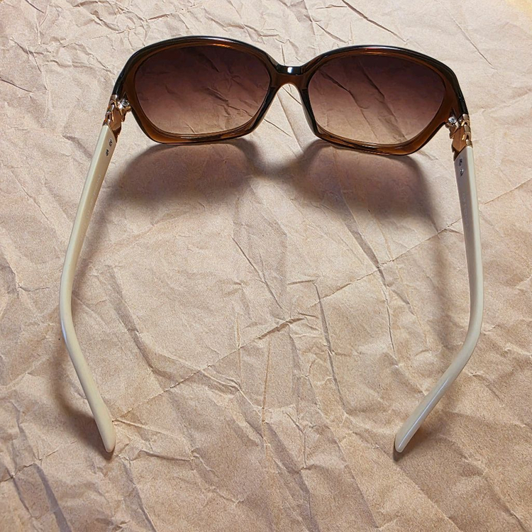 지안프랑코페레 여성 썬글라스. 이미지