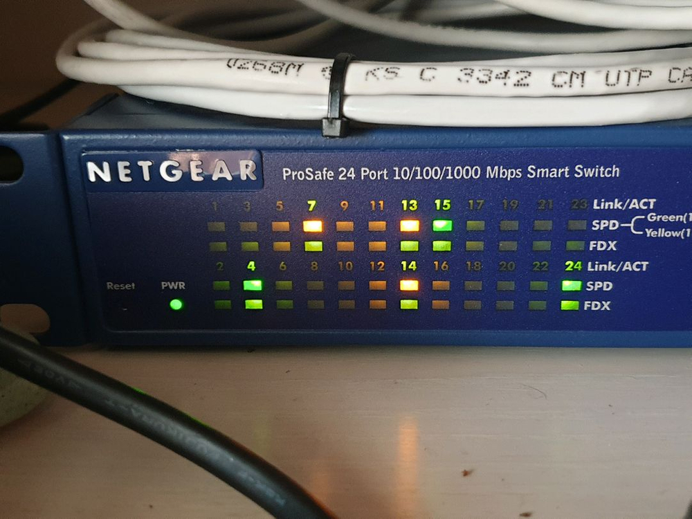 넷기어 GS724T 스위치 공유기--1