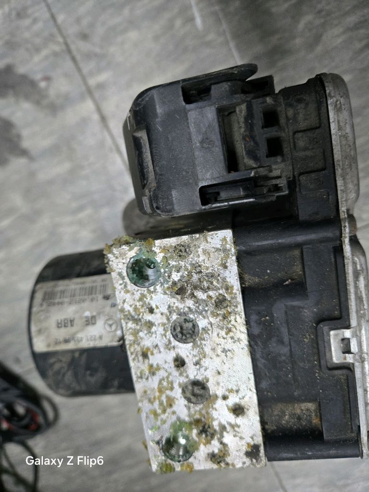 벤츠 S클래스 w221. ABS 모듈--1